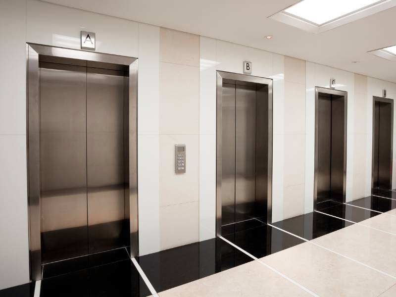 Elevador Comercial em Edifício Existente: É Possível Instalar?