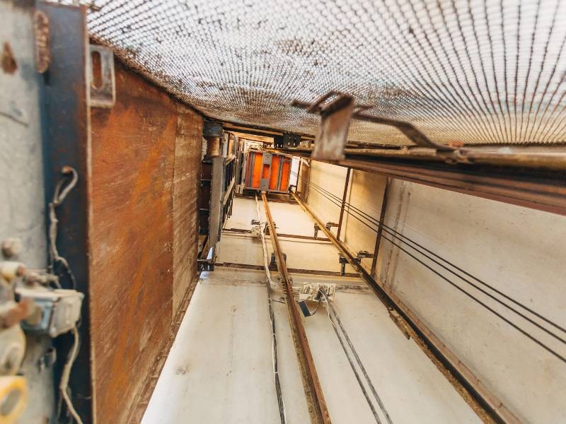 Qual é a capacidade ideal de carga para um elevador comercial?